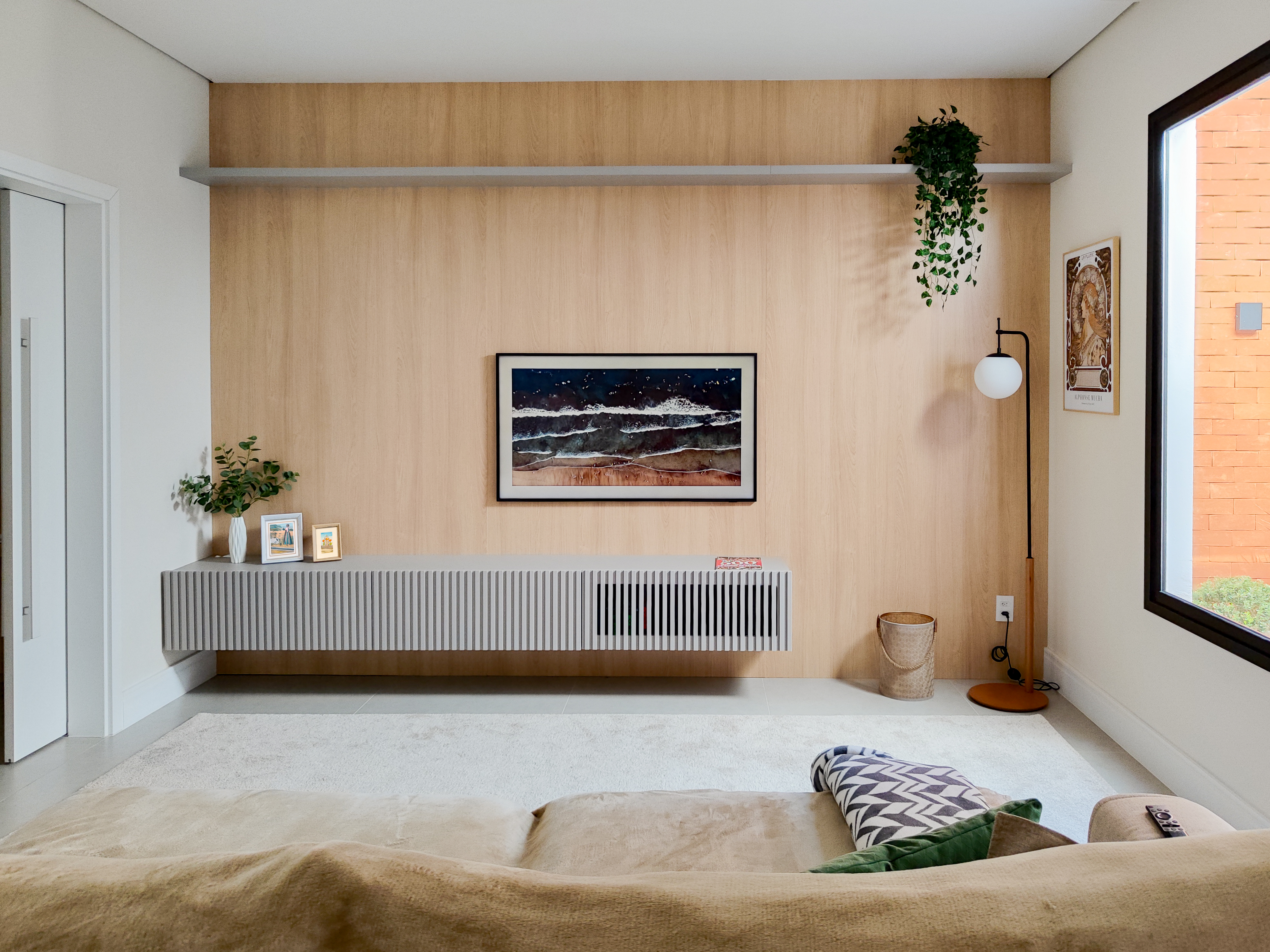 Sala projetada por KAI Arquitetura