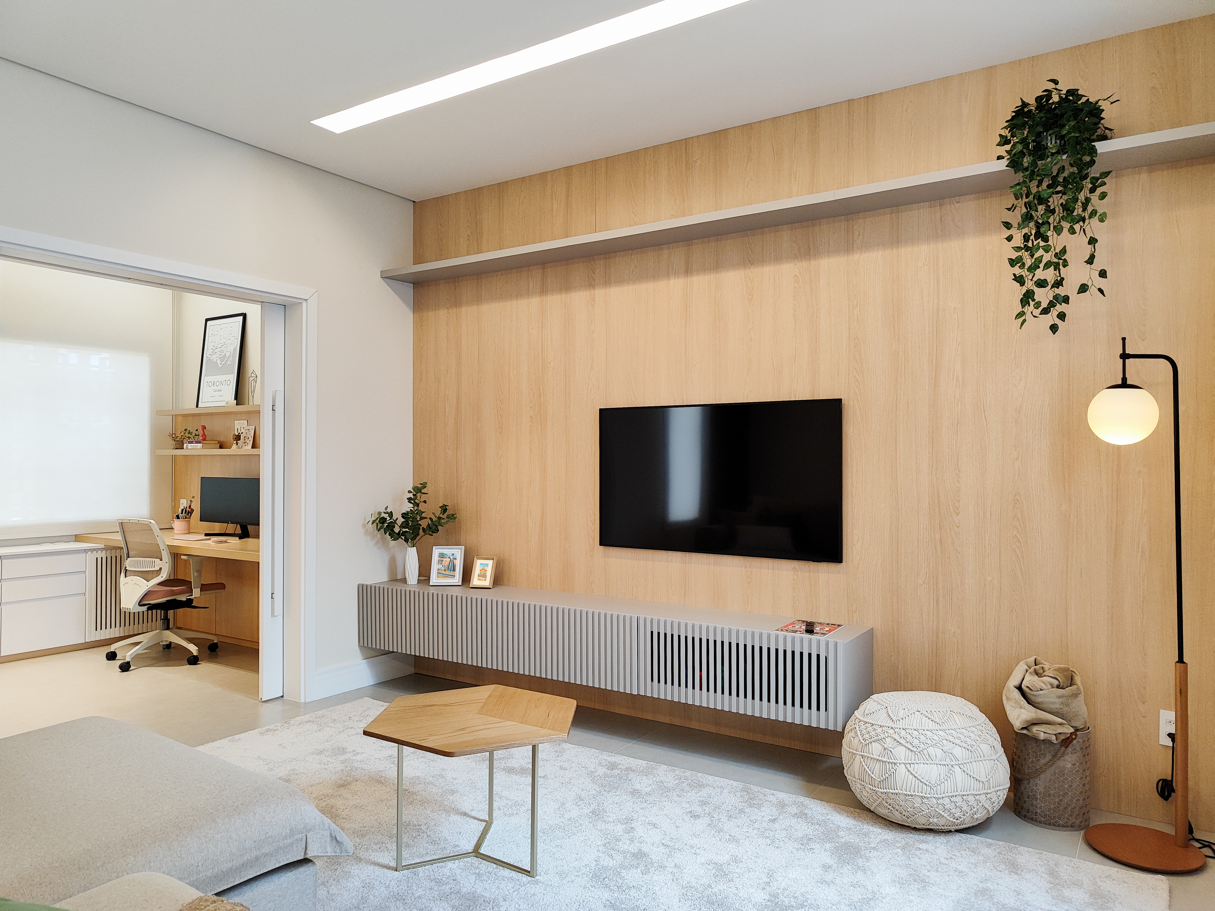 Sala projetada por KAI Arquitetura